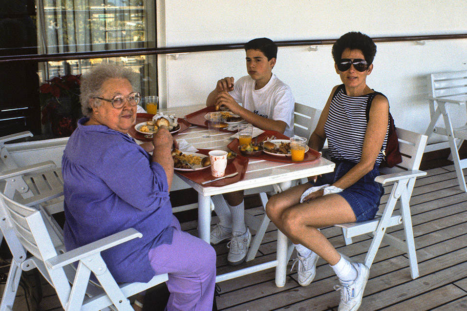 antigua/antigua_fairsky_family_eating