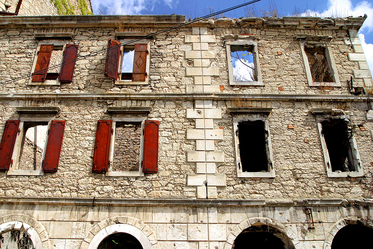 bosnia/mostar_blown_out_building