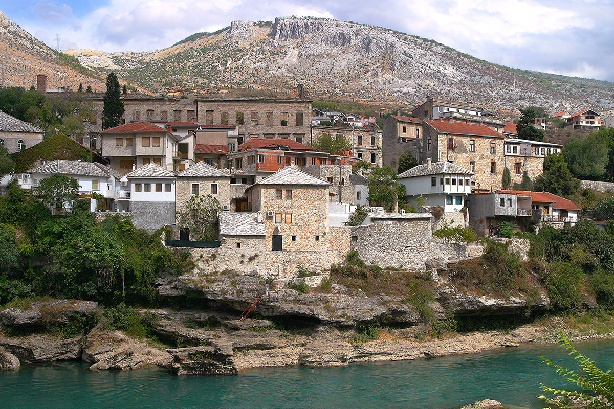 bosnia/mostar_blown_out_building