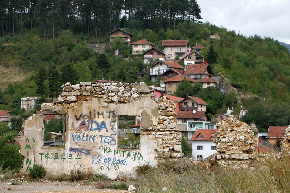 bosnia/sarajevo_blown_out_building