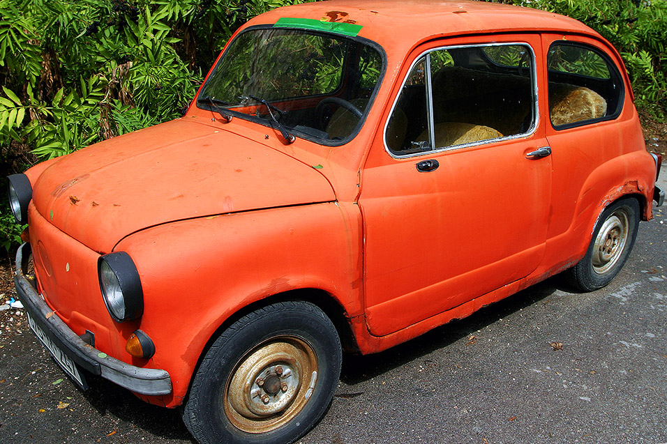 bosnia/sarajevo_orange_car