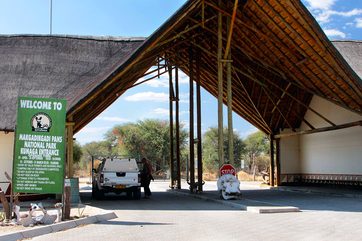 botswana/makgadikgadi_pans_entrance