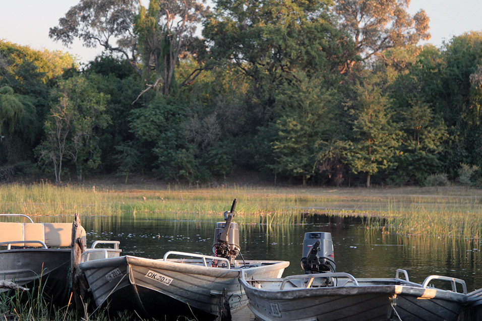 botswana/maun_one_bridge_boats