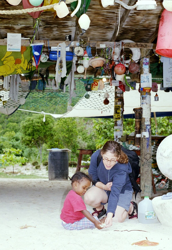 bvi/lisa_girl_playing_sand