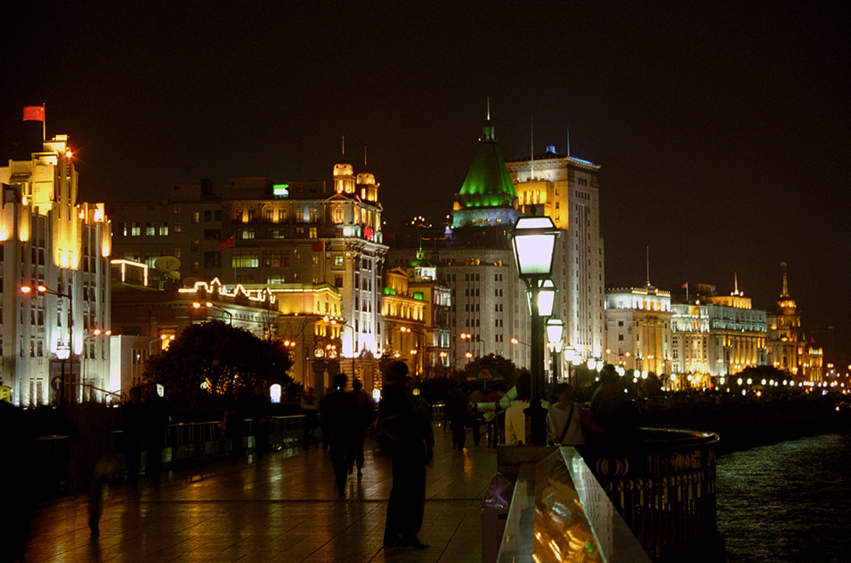 china/2001/shanghai_bund_night_walk