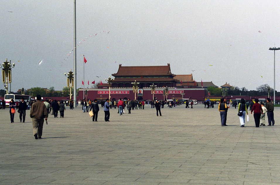 china/2001/tiananmen_kites