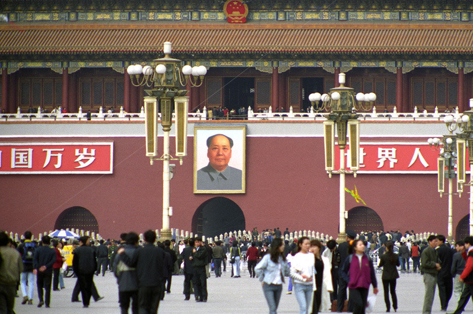 china/2001/tiananmen_mao_people