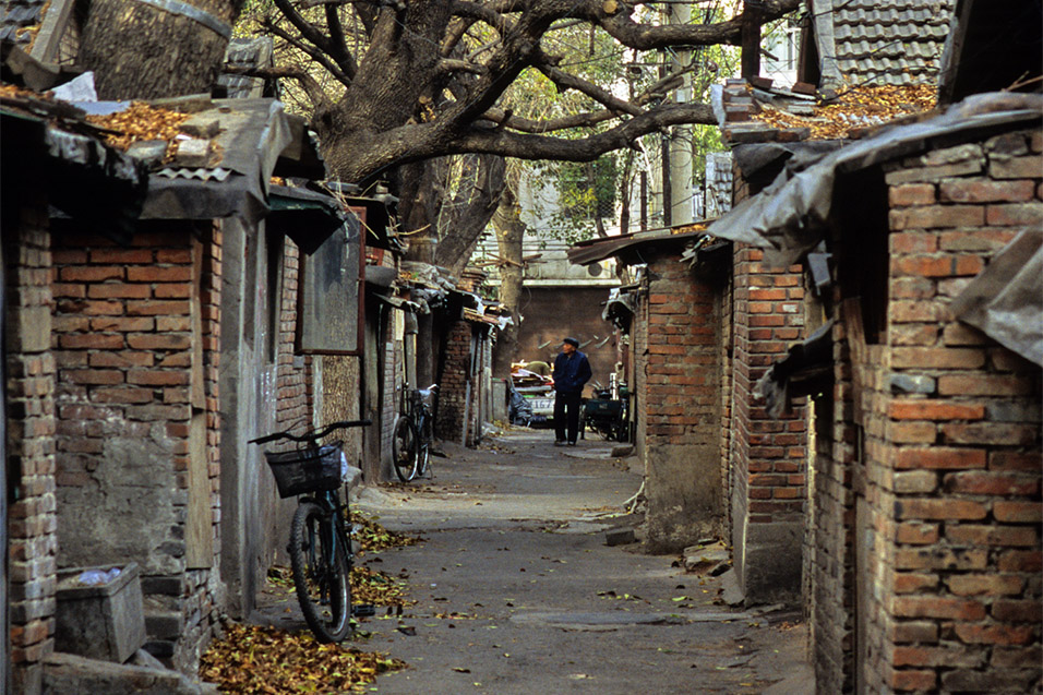 china/2004/beijing_alley_brick_houses_close