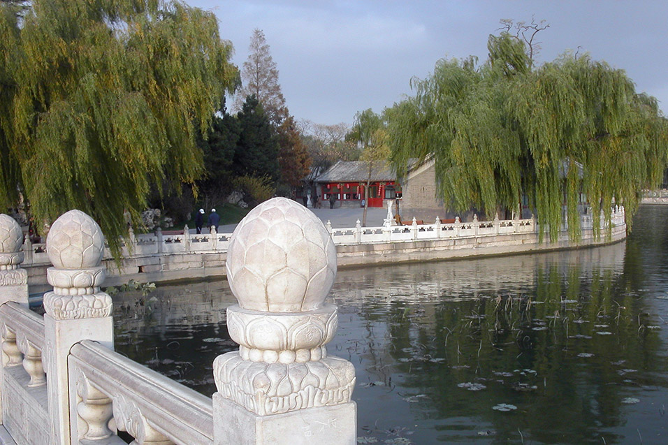 china/2004/beijing_beihai_park_stone_fence_trees