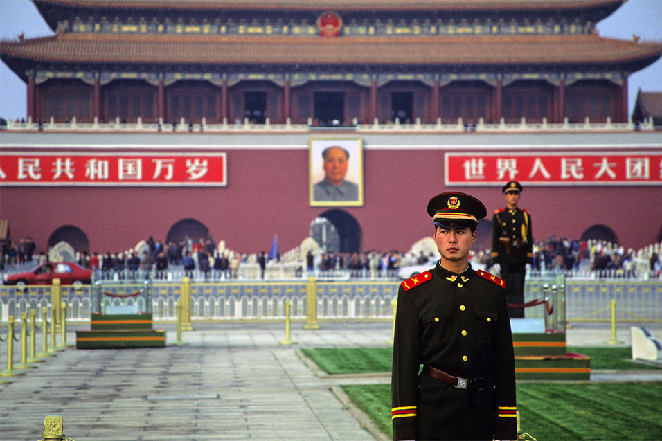 china/2004/beijing_guard_gate_heavenly_peace