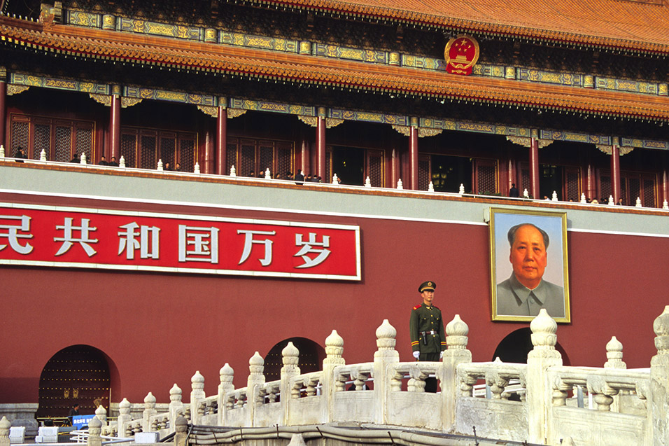 china/2004/beijing_mao_guard