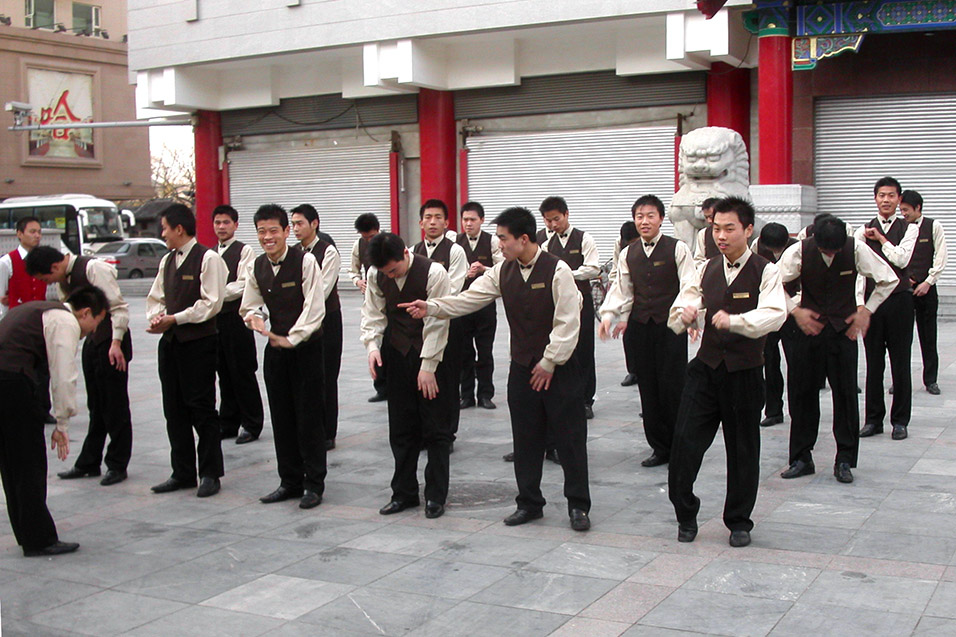 china/2004/beijing_waiters