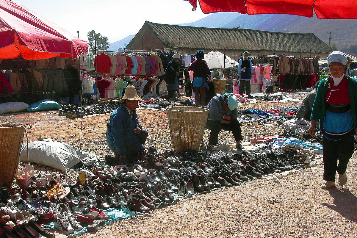 china/2004/dali_shoe_market