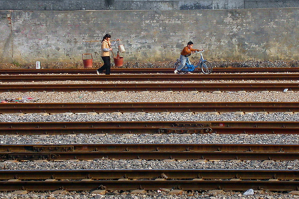 china/2004/train_brick_station_mom_child