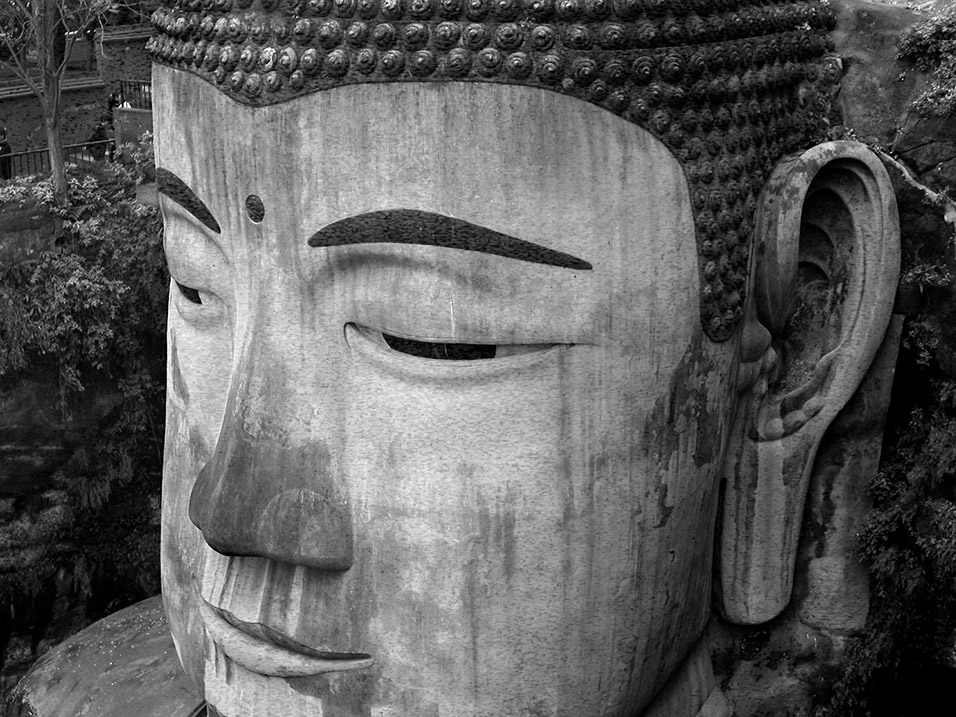 china/2004/leshan_buddha_head_bw