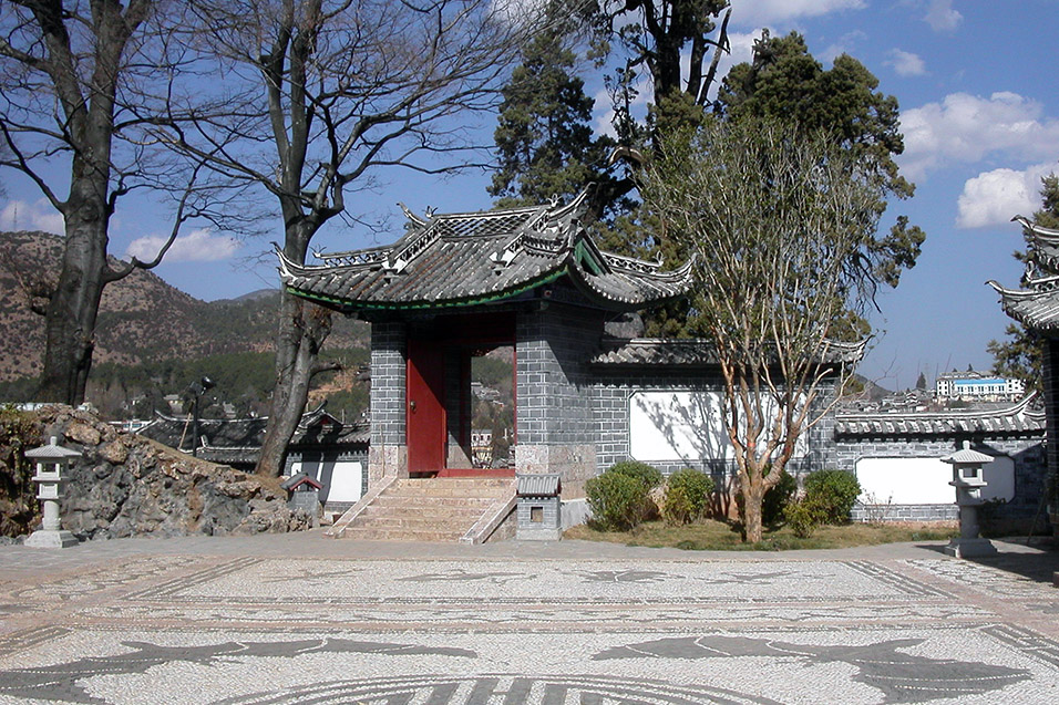 china/2004/lijiang_courtyard_small_gate