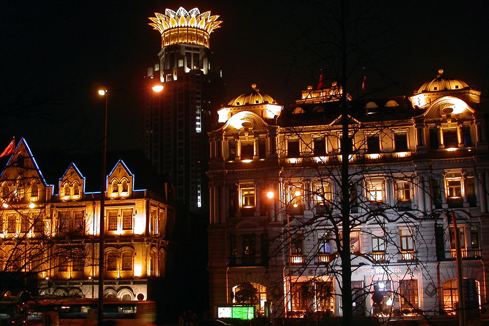 china/2004/night_bund_street