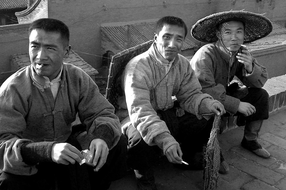 china/2004/pingyao_actors_bw