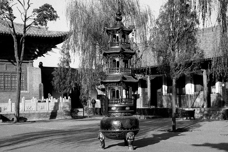 china/2004/pingyao_bw_incense_burner