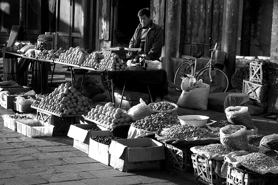 china/2004/pingyao_bw_selling_fruits_nuts