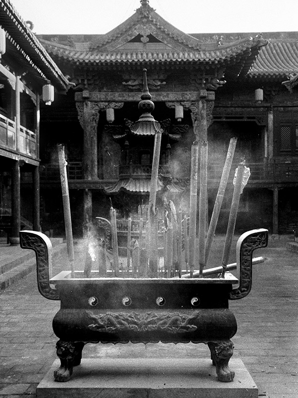 china/2004/pingyao_insense_yin_yang_vert