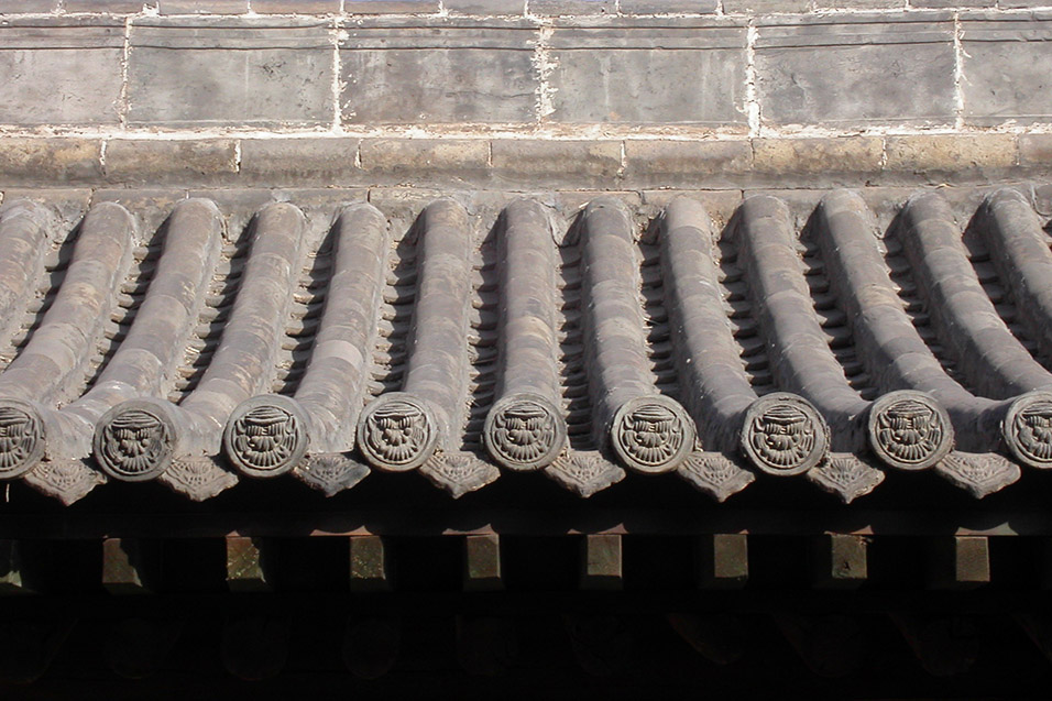 china/2004/pingyao_roof_tiles_close