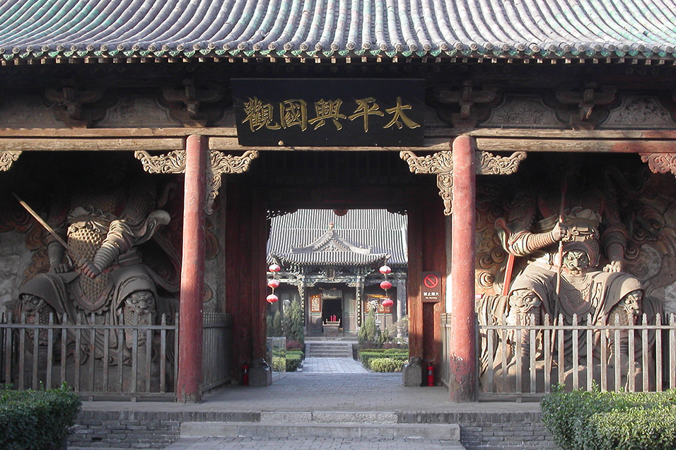 china/2004/pingyao_temple_enterance_light