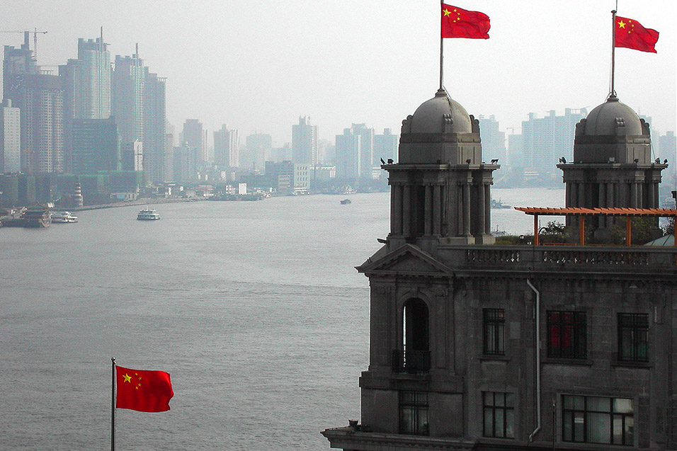 china/2004/shanghai_bund_view_flags