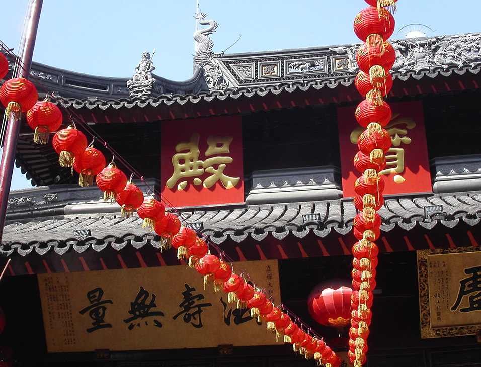 china/2004/shanghai_jade_temple_roof