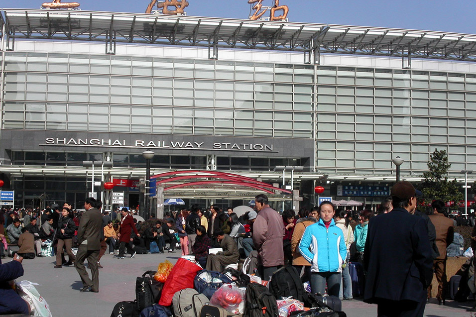 china/2004/shanghai_train_station