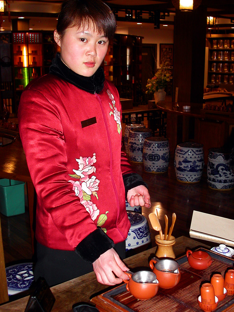 china/2004/shanghai_yuyuan_tea_girl