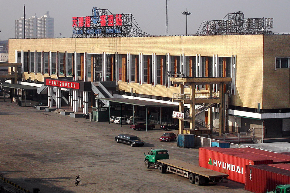 china/2004/tianjin_terminal