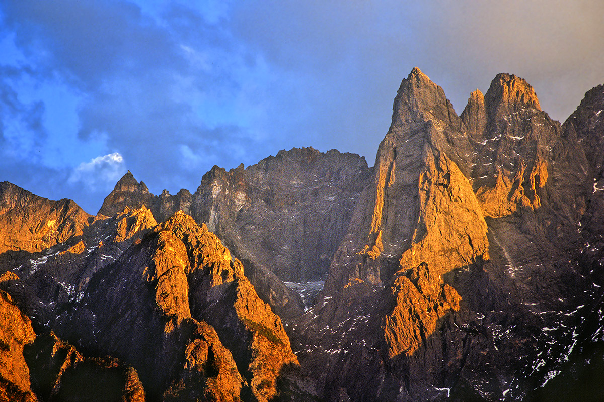 china/2004/tlg_peaks_sunset_close