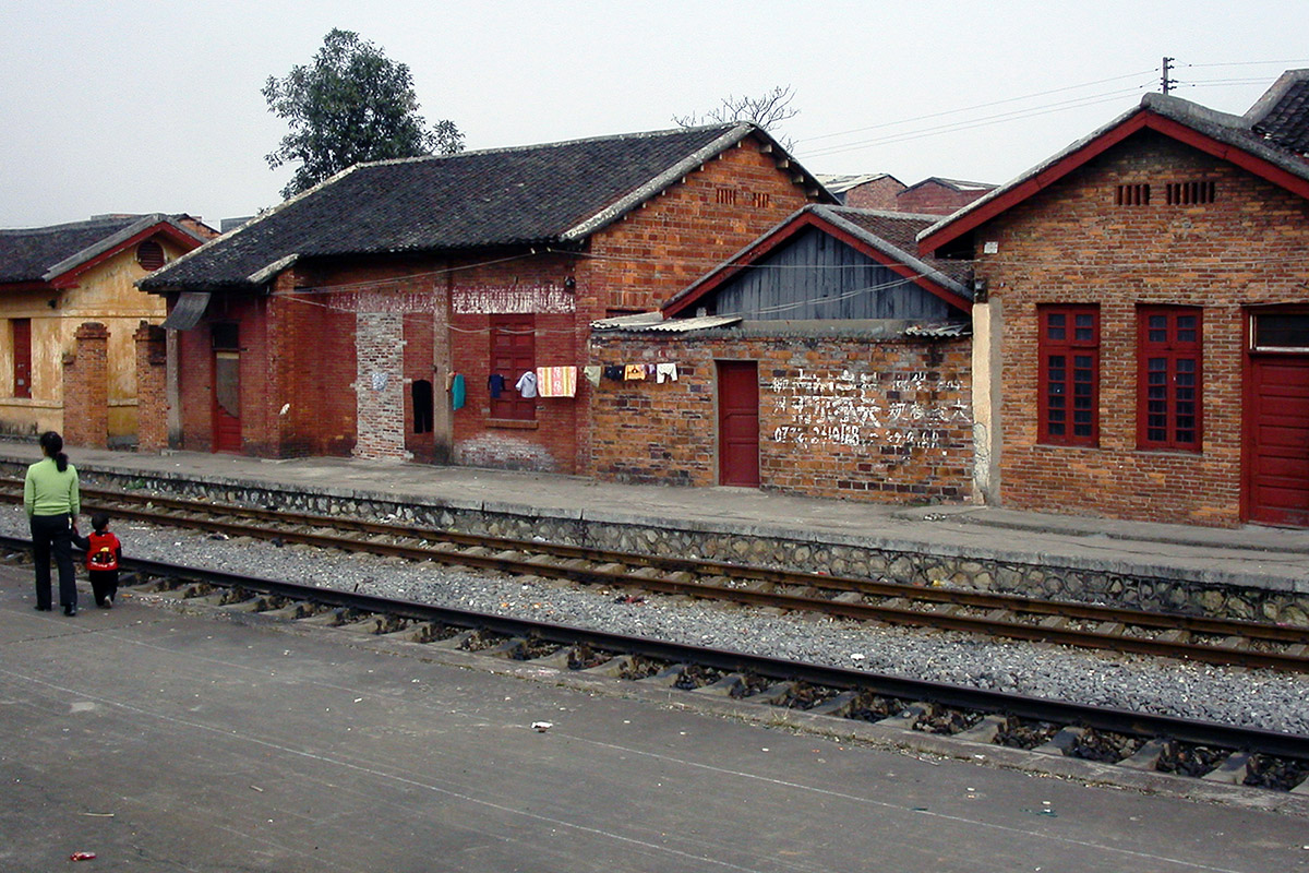 china/2004/train_brick_station_mom_child