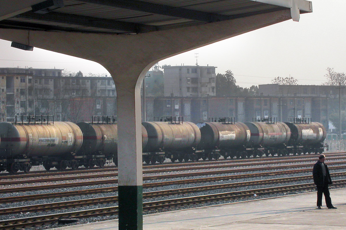 china/2004/train_tankers_man