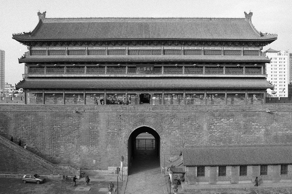 china/2004/xian_south_gate_bw