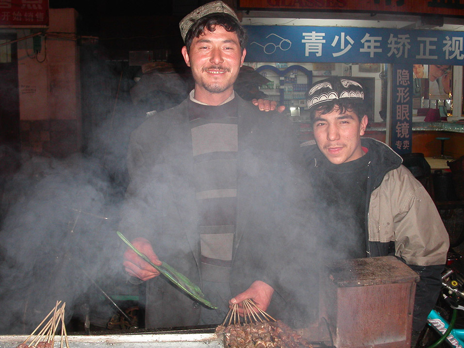 china/2004/yangshuo_chuan_guys