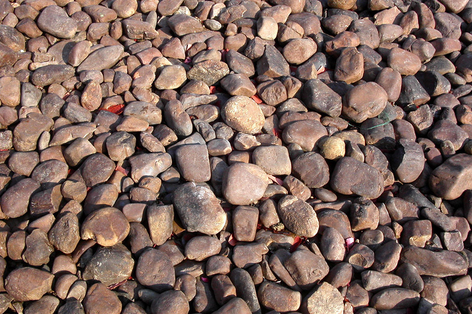 china/2004/yangshuo_river_rocks