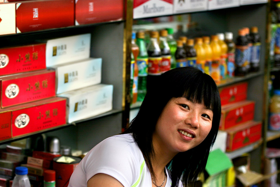 china/2006/beijing_alley_store_lady