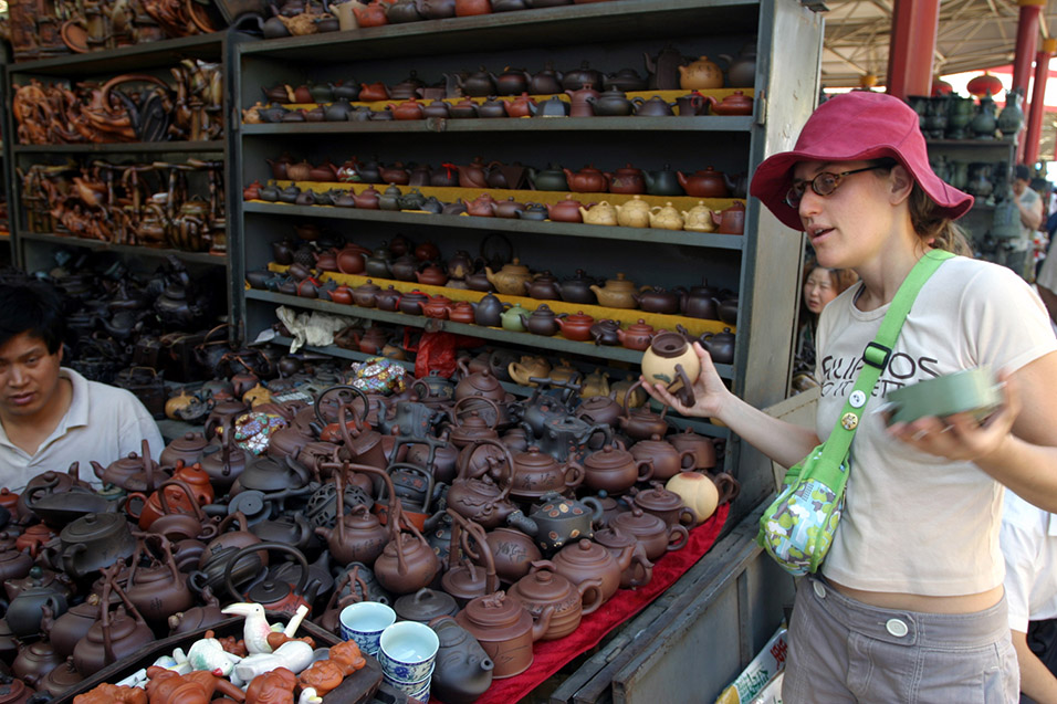 china/2006/beijing_antique_market_anna_sophie_deciding