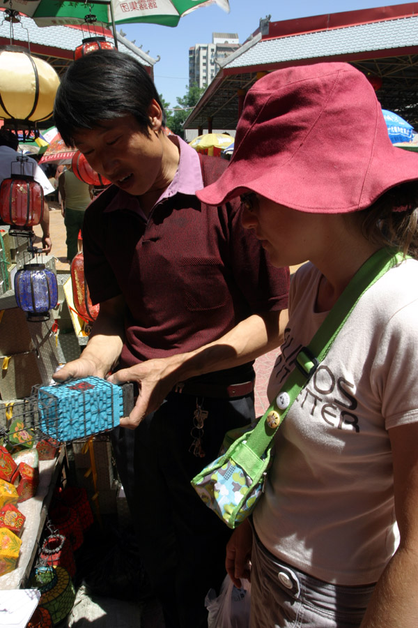 china/2006/beijing_antique_market_anna_sophie_deciding_2