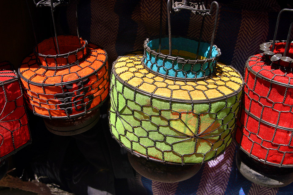 china/2006/beijing_antique_market_lanterns_2