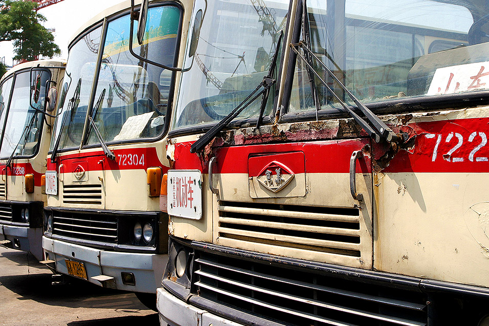 china/2006/beijing_buses_old