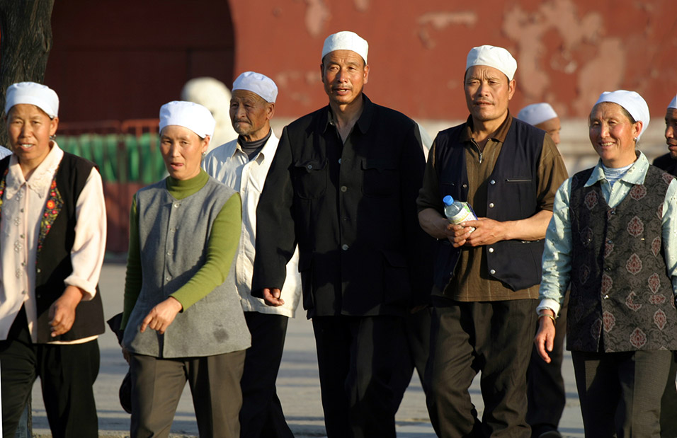 china/2006/beijing_forbidden_white_hats_3