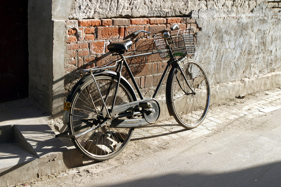 china/2006/beijing_hutong_bike_close