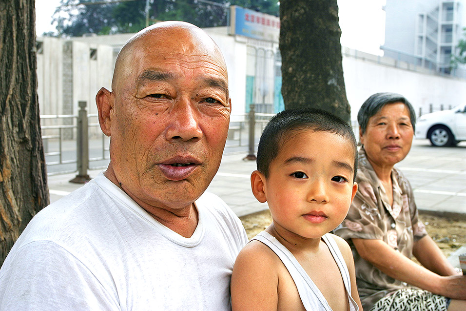 china/2006/beijing_people_looking