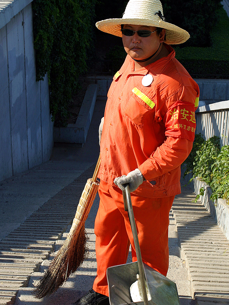 china/2006/beijing_sweeping_lady