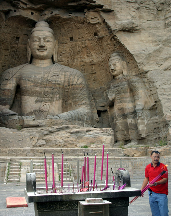 china/2006/datong_yungang_buddha_grand_incense_man