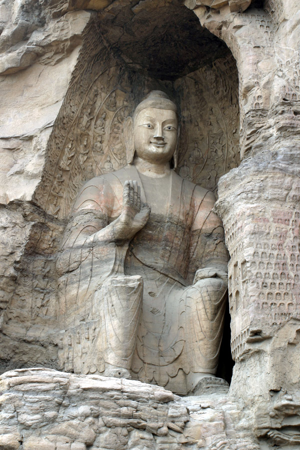 china/2006/datong_yungang_buddha_sitting_vert