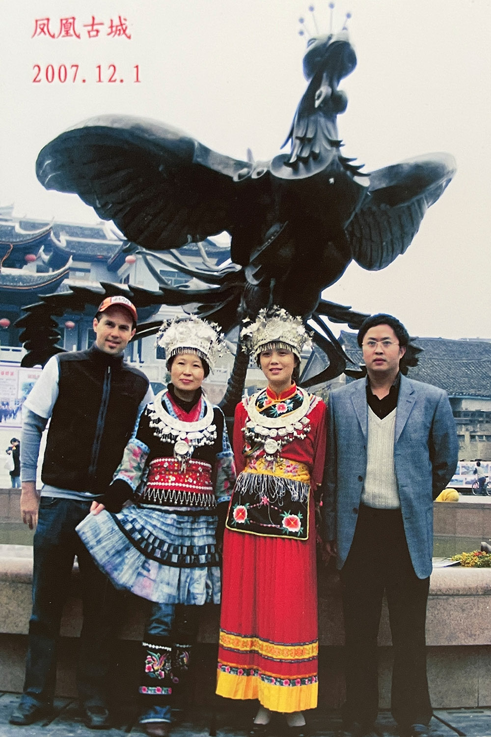 china/2007/fenghuang_miao_woman_vert